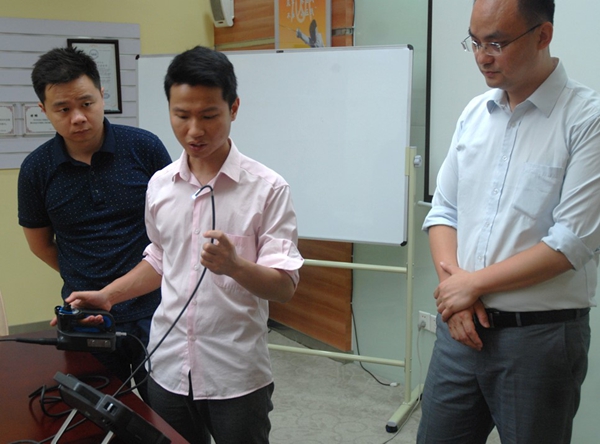 現(xiàn)場(chǎng)進(jìn)行工業(yè)內(nèi)窺鏡產(chǎn)品演示