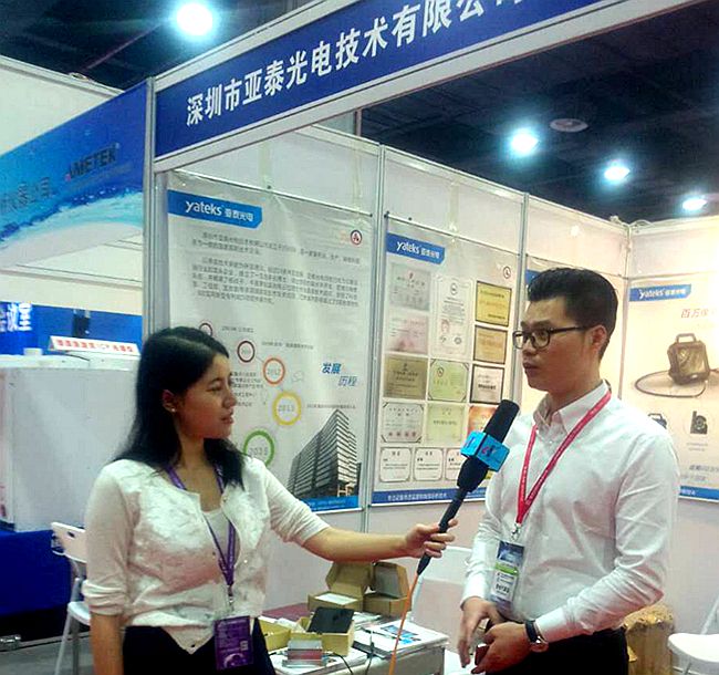 亞泰光電油監(jiān)測液事業(yè)部工作人員接受媒體采訪