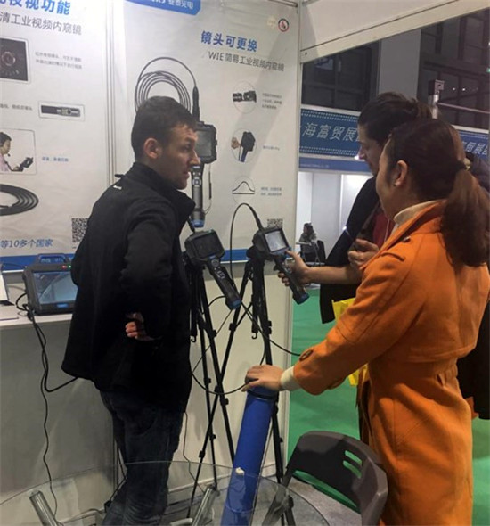 亞泰光電銷售工程師在給現(xiàn)場觀眾講解工業(yè)內(nèi)窺鏡、激光轉(zhuǎn)速表等產(chǎn)品情況