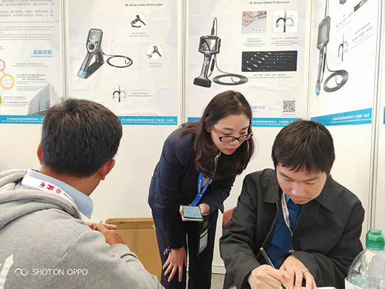 亞泰光電展臺(tái)前,公司內(nèi)窺鏡工程師與客戶親密交談為